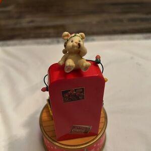 Enesco Coca-Cola mini action music box.Red Toy Fridge with Bear Figurine
